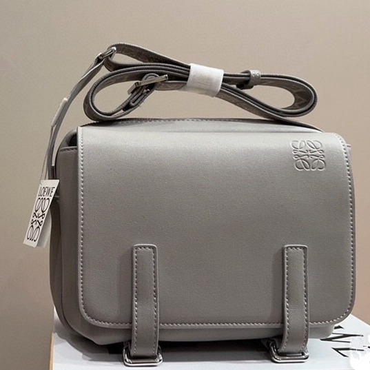 LOEWE包包 羅意威斜背包 翻蓋郵差包 男生包包 頭層牛皮背包 真皮皮質包包男 時尚休閒包 通勤百搭男包 旅行包-規格圖9