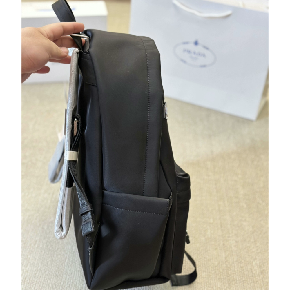 Prada普拉達雙肩包 男女通用背包 輕量防潑水尼龍後背包 多隔層大容量筆電背包 電腦包 休閒包 通勤百搭運動包 旅行包-細節圖2