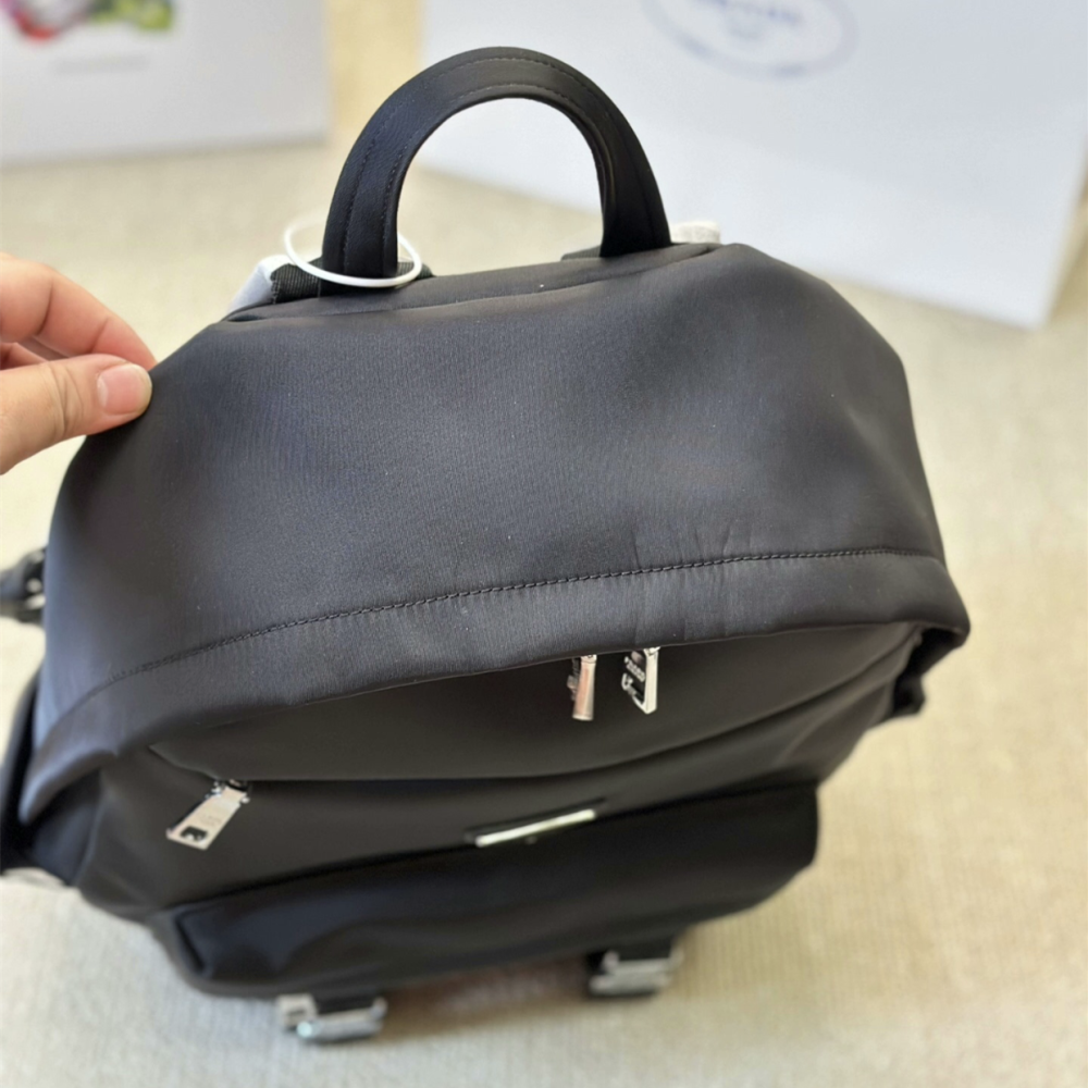 Prada普拉達雙肩包 男女通用背包 輕量防潑水尼龍後背包 多隔層大容量筆電背包 電腦包 休閒包 通勤百搭運動包 旅行包-細節圖6