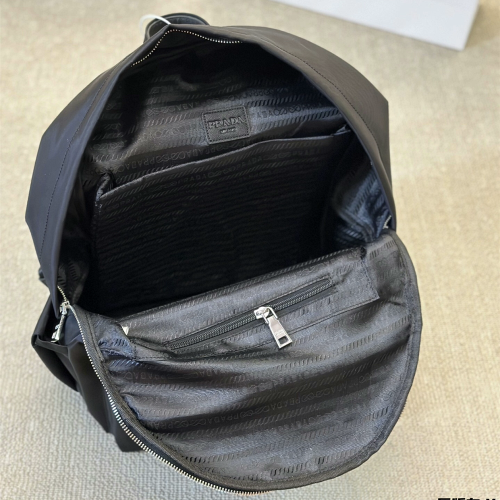 Prada普拉達雙肩包 男女通用背包 輕量防潑水尼龍後背包 多隔層大容量筆電背包 電腦包 休閒包 通勤百搭運動包 旅行包-細節圖7