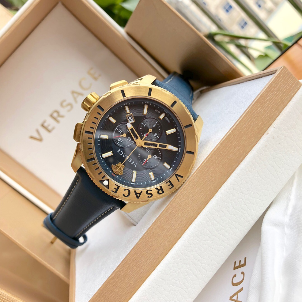 代購Versace手錶男生 凡賽斯手錶 男士石英錶 三眼計時日曆防水男錶 商務通勤休閒皮帶錶 大直徑時尚男生腕錶-細節圖5