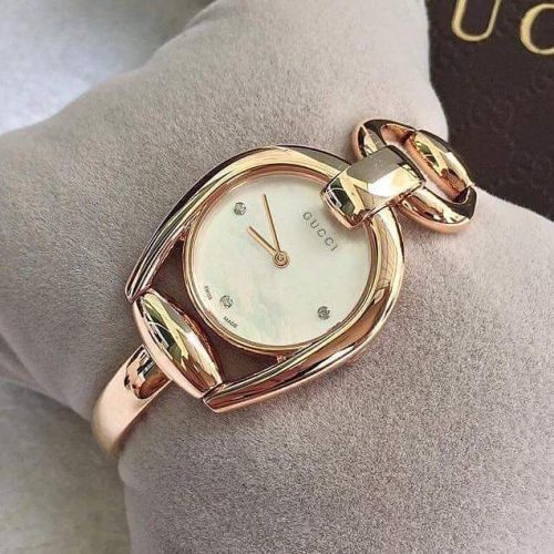 女生手錶 代購Gucci古馳女錶 玫瑰金色貝母錶面女生手錶 奢華時尚潮流手鐲石英錶28mm YA139508