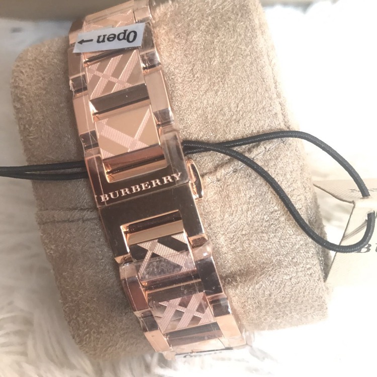 女生手錶 Burberry 手錶 戰馬手錶 玫瑰金色日曆奢華女生石英錶 潮流時尚女錶BU9146 玫瑰金色鋼帶錶-細節圖8