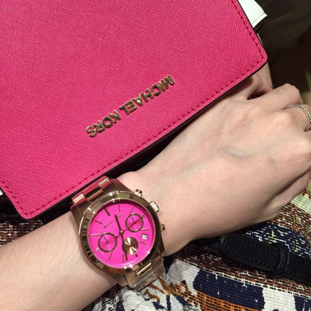 MICHAEL KORS手錶 MK5931 MK手錶 熒光粉玫瑰金色鋼鏈錶 女生石英錶 三眼計時日曆防水腕錶 大直徑手錶-細節圖3