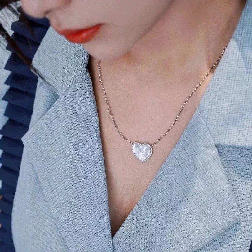 APM MONACO項鏈女生 白貝母愛心項鏈 925純銀時尚 純銀項鏈 簡約百搭鎖骨鏈 可調節毛衣鏈 高級感時尚頸鏈-細節圖4