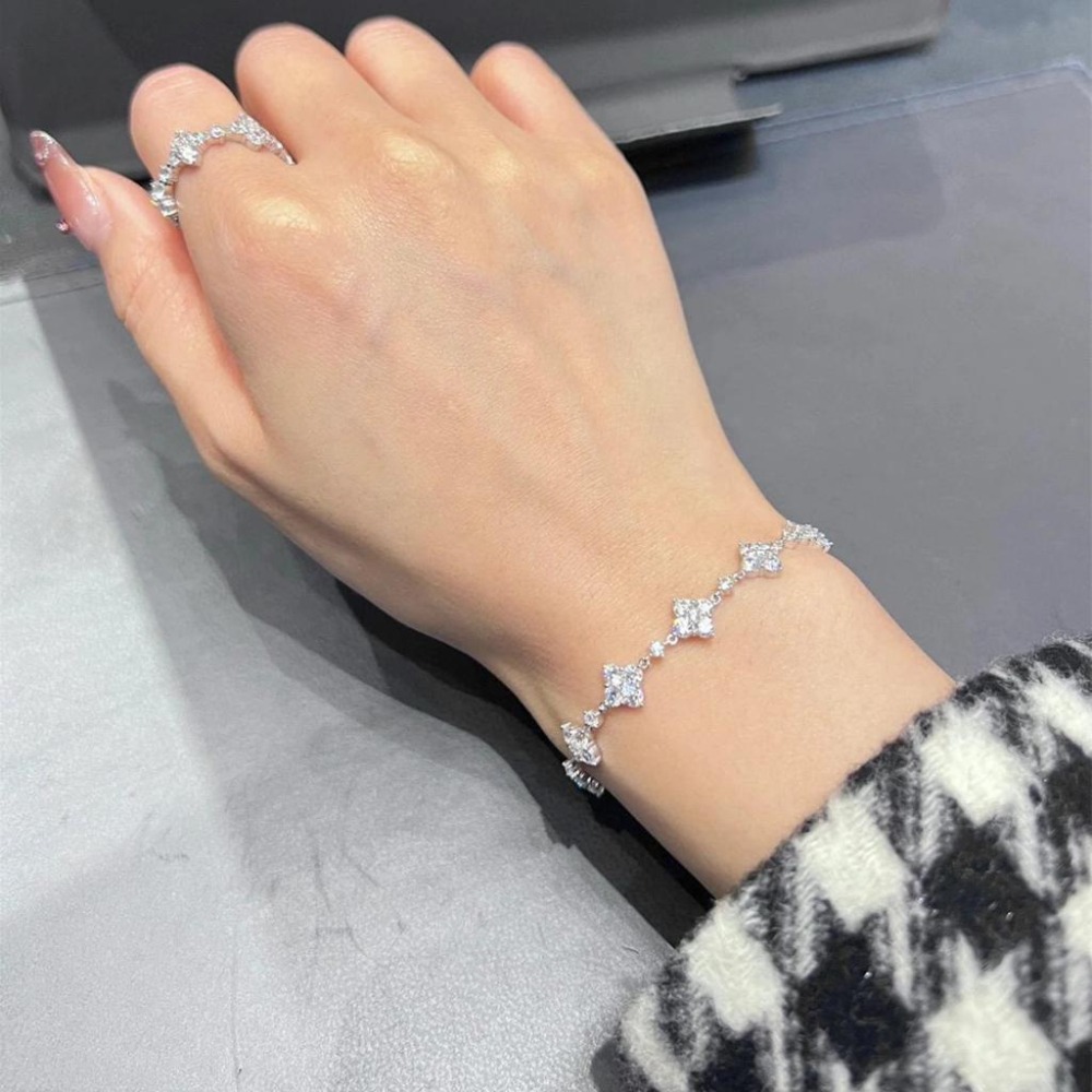 APM MONACO女生手錶 四花朵水鑽手鏈 閃耀時尚純銀手環 925純銀飾品 高級感優雅手鏈 手鐲 輕奢時尚手鏈-細節圖4