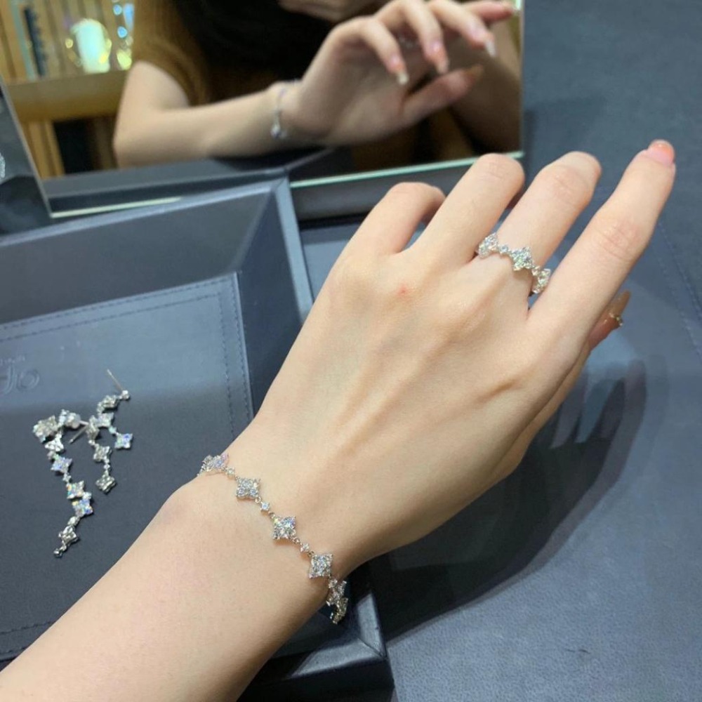 APM MONACO女生手錶 四花朵水鑽手鏈 閃耀時尚純銀手環 925純銀飾品 高級感優雅手鏈 手鐲 輕奢時尚手鏈-細節圖5