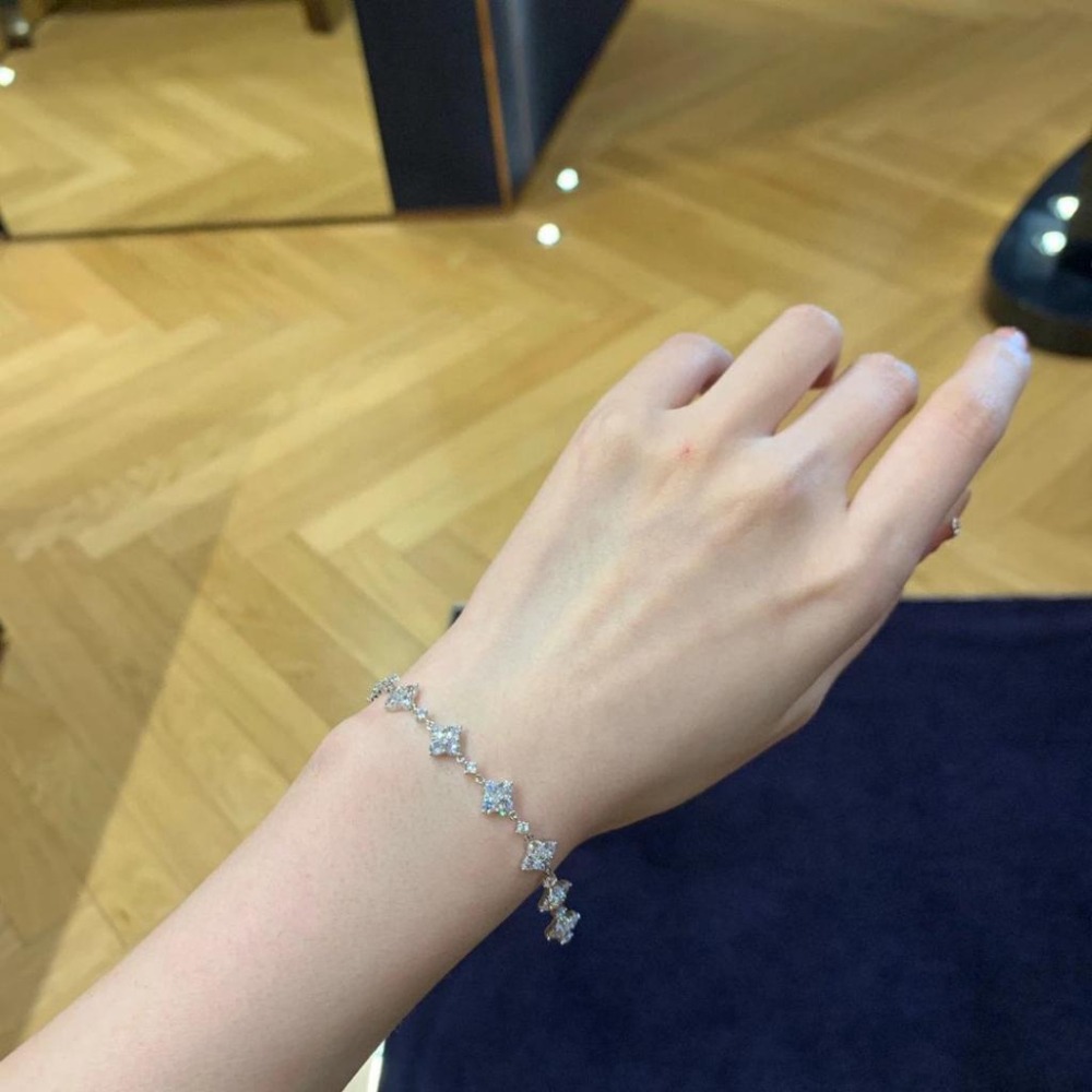 APM MONACO女生手錶 四花朵水鑽手鏈 閃耀時尚純銀手環 925純銀飾品 高級感優雅手鏈 手鐲 輕奢時尚手鏈-細節圖6