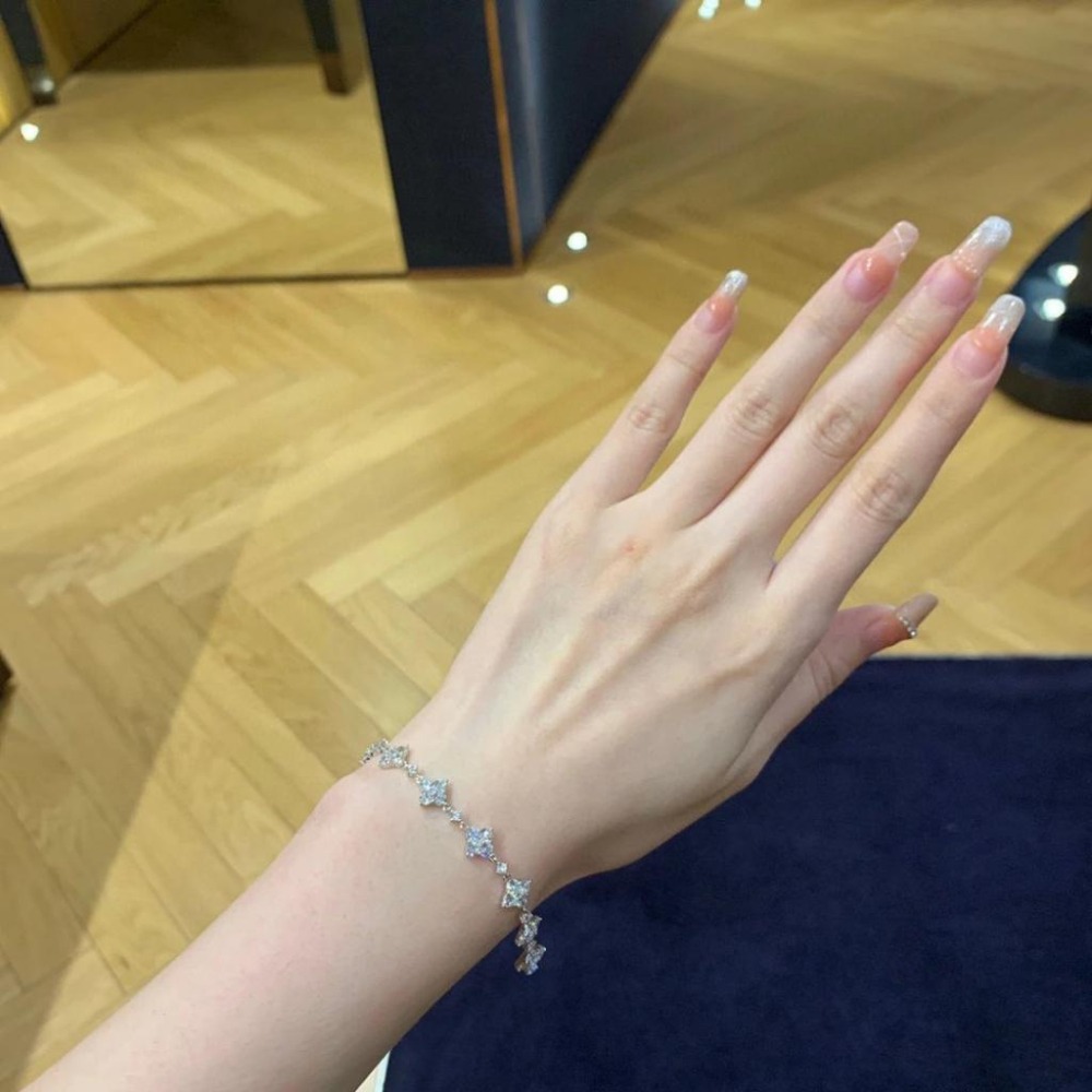 APM MONACO女生手錶 四花朵水鑽手鏈 閃耀時尚純銀手環 925純銀飾品 高級感優雅手鏈 手鐲 輕奢時尚手鏈-細節圖7