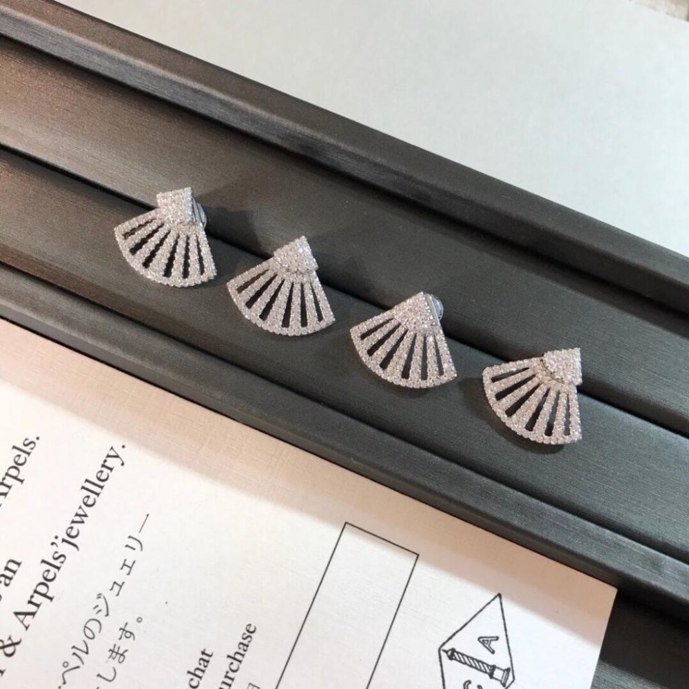 APM MONACO扇形耳釘 法式輕奢耳環 925純銀耳釘 氣質時尚耳飾 純銀飾品 簡約 鑲晶鑽耳環耳針 耳釘-細節圖3