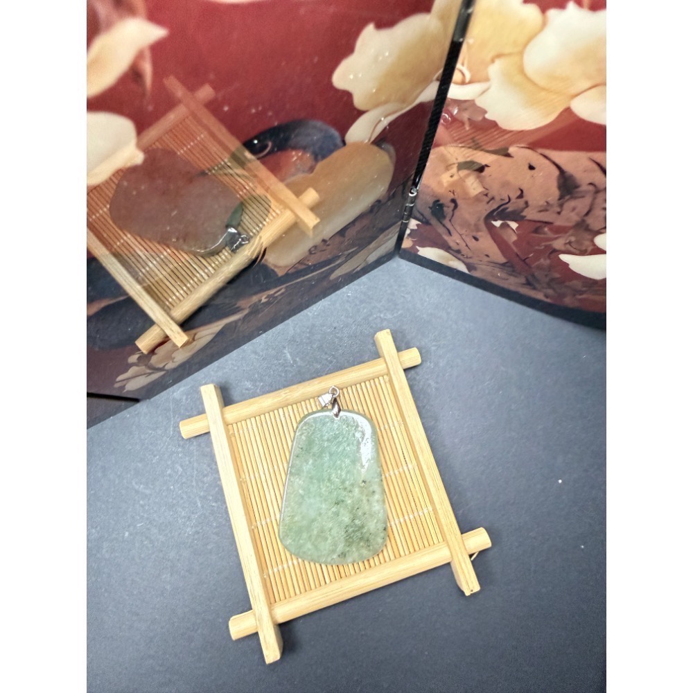【玄沁｜初次相玉】天然玉石馬牌吊飾｜馬到成功寓意｜特色雕刻｜送禮推薦｜日常佩戴（附皮繩）-細節圖2