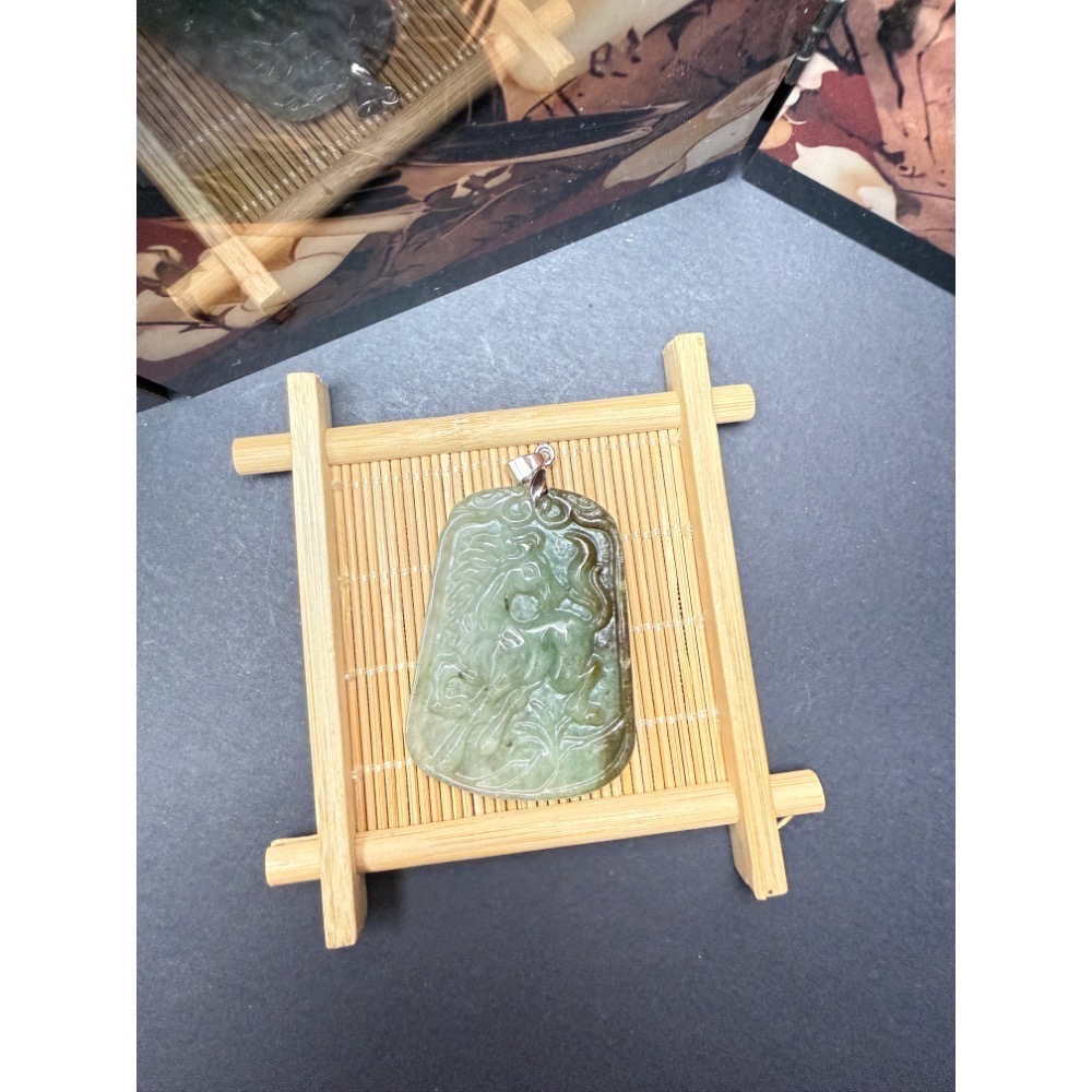 【玄沁｜初次相玉】天然玉石馬牌吊飾｜馬到成功寓意｜特色雕刻｜送禮推薦｜日常佩戴（附皮繩）-細節圖3
