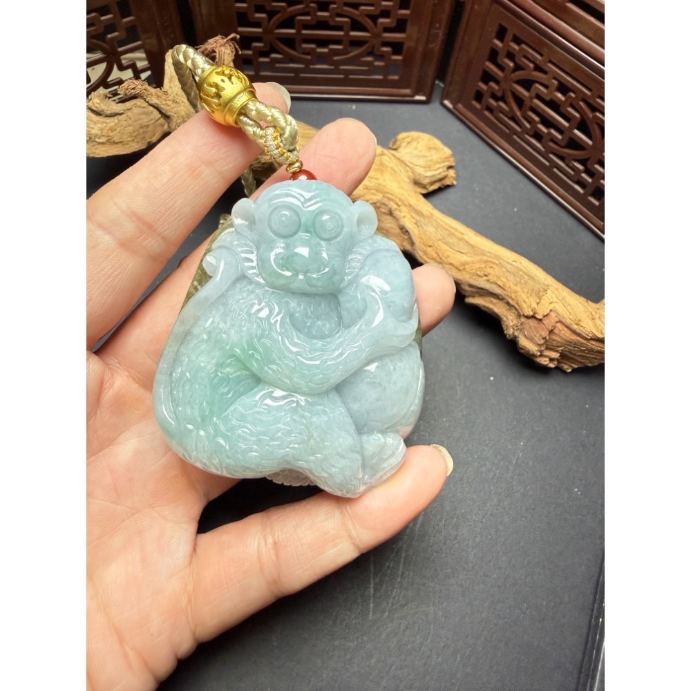 【玄沁｜初次相玉】天然A貨翡翠-靈猴獻桃手把件（原石皮殼）有陸證書附吊墜繩-細節圖3