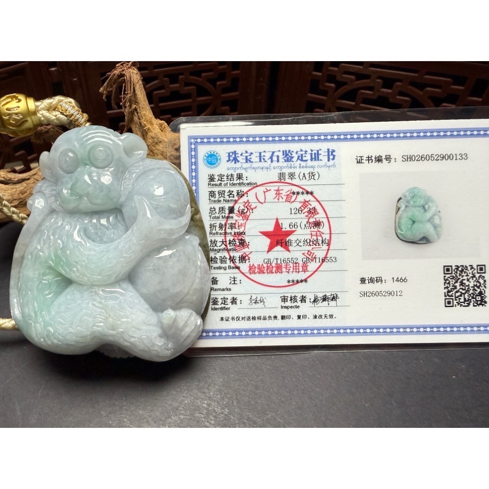 【玄沁｜初次相玉】天然A貨翡翠-靈猴獻桃手把件（原石皮殼）有陸證書附吊墜繩-細節圖4