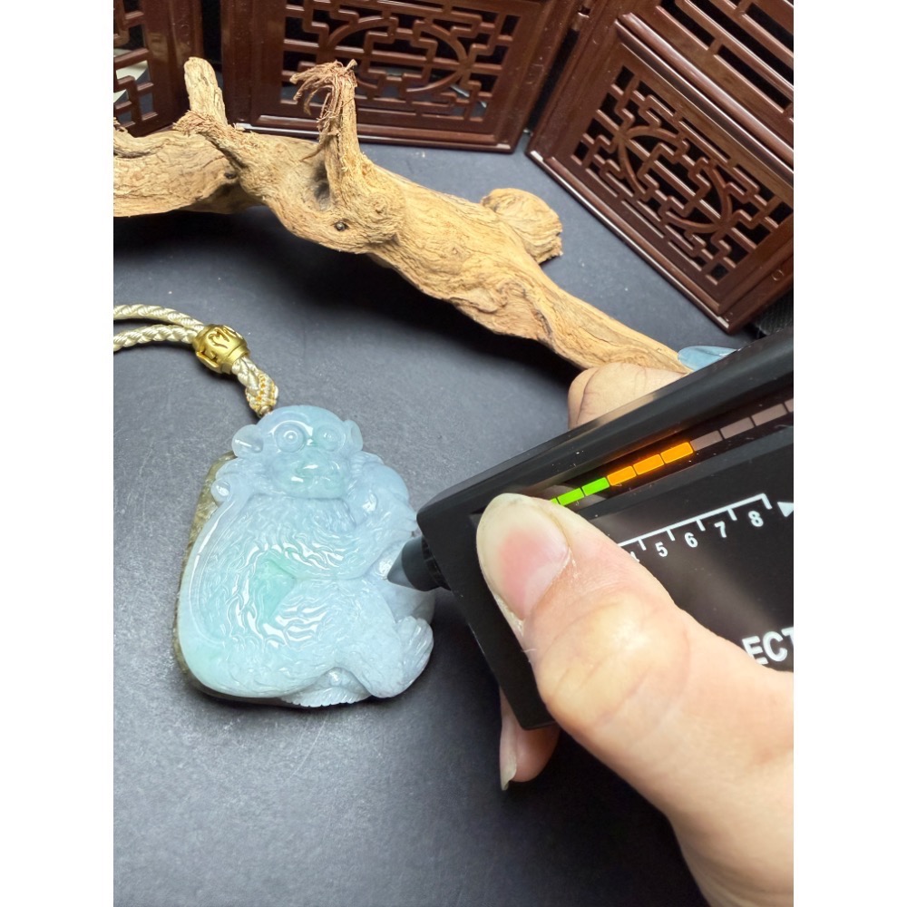 【玄沁｜初次相玉】天然A貨翡翠-靈猴獻桃手把件（原石皮殼）有陸證書附吊墜繩-細節圖5