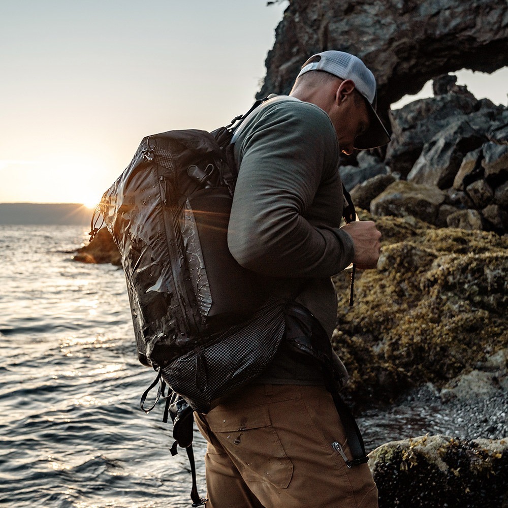 【Matador 鬥牛士】FreeRain 28L防水捲口輕量背包/背包/登山/折疊/防潑水/水袋/休閒/健走/收納-細節圖3