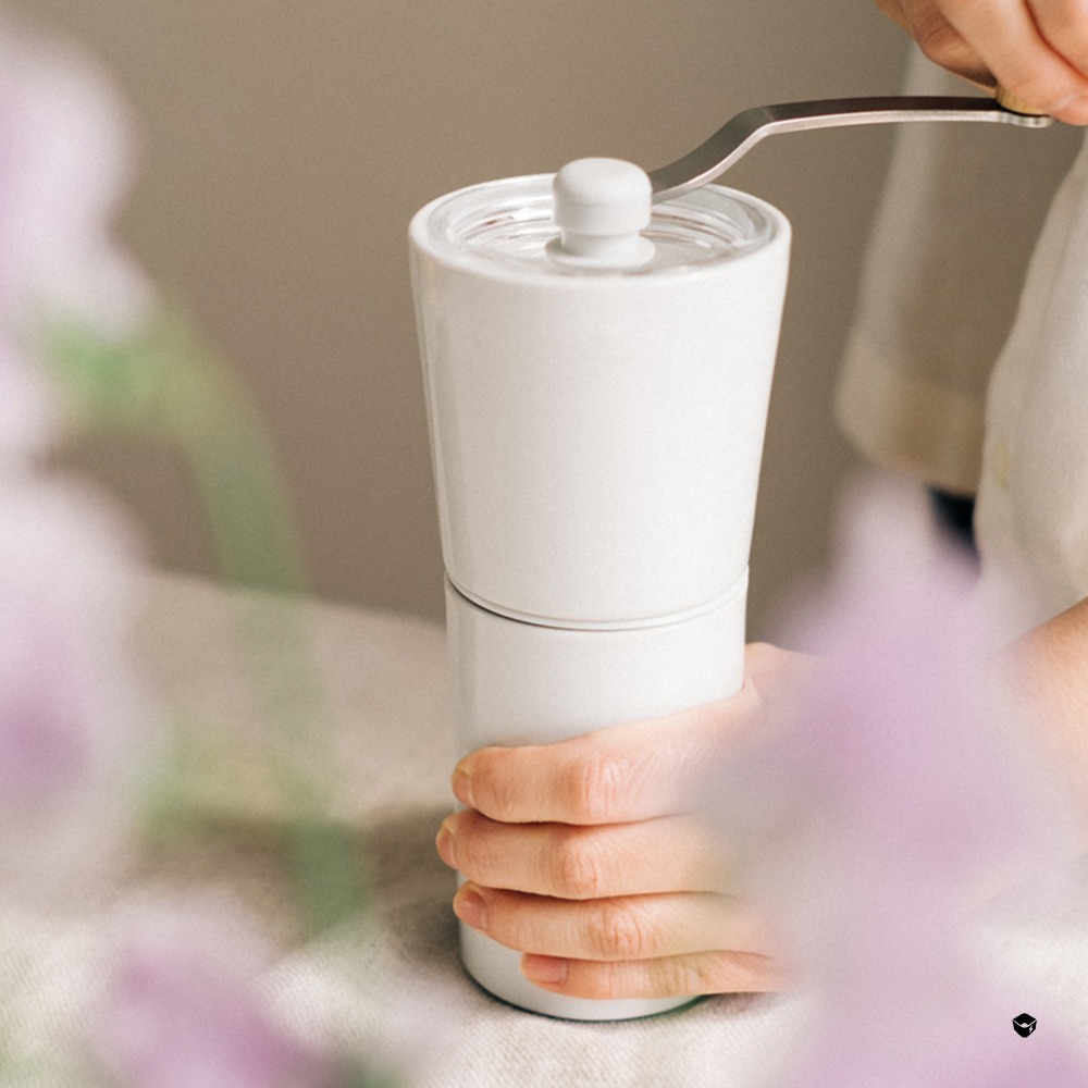 【HARIO】純白系列 V60 簡約磁石手搖磨豆機-白色 + V60白色01磁石濾杯/錐刀/有田燒/V60/手沖咖啡濾-細節圖2