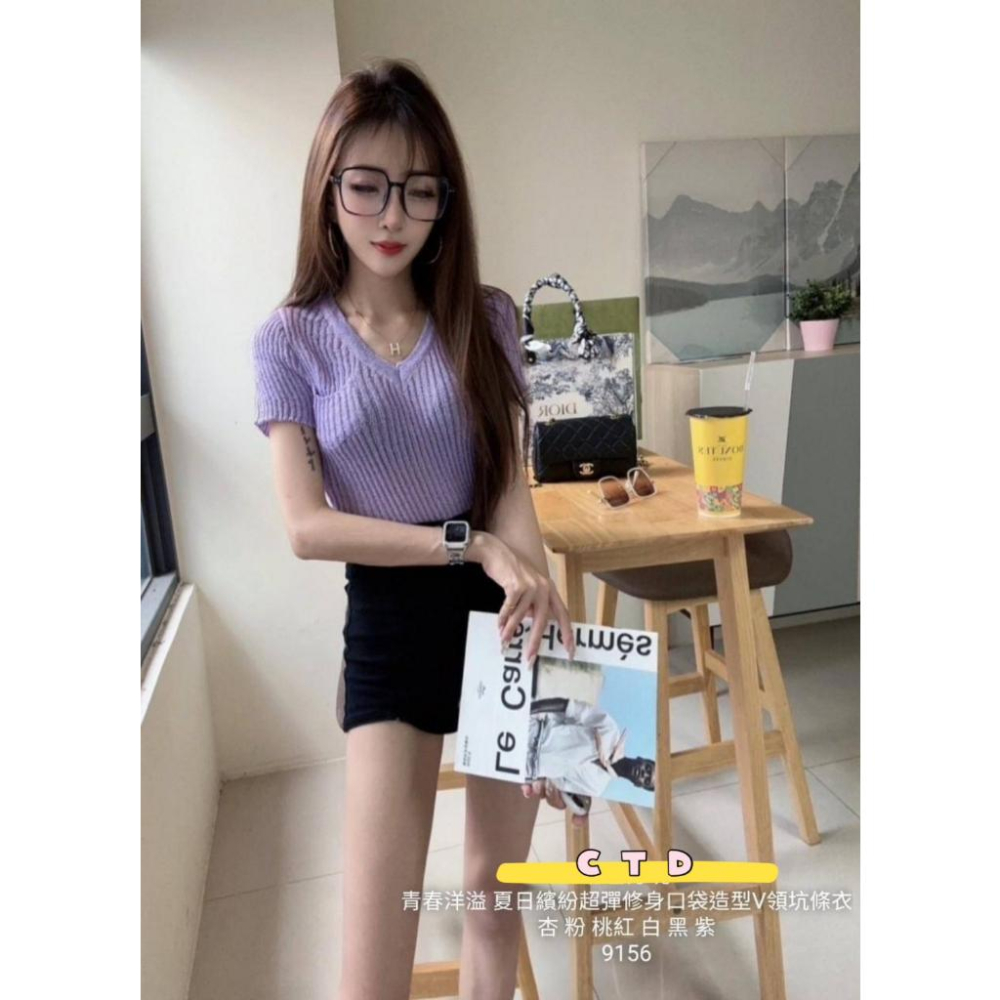 「預購」🔍9156 夏日繽紛超彈修身口袋造型V領坑條衣-細節圖8
