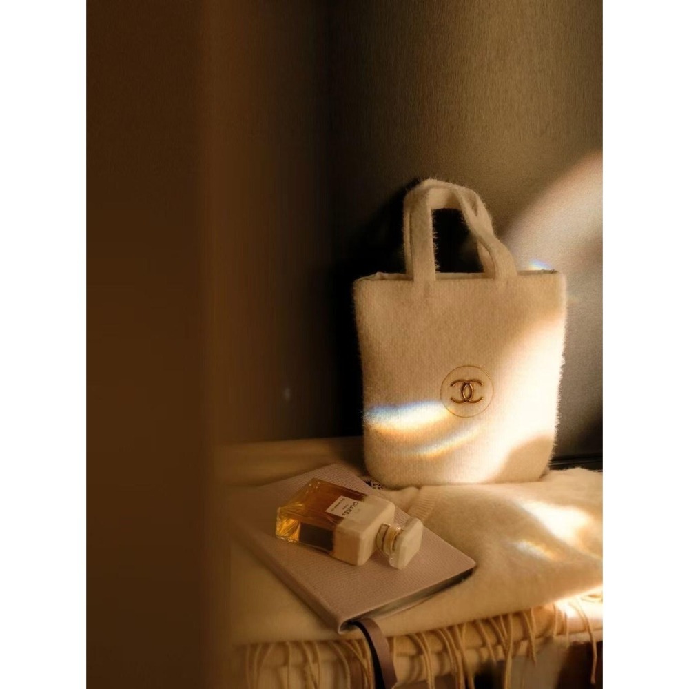CHANEL 香奈兒 2024冬季限定 N°5奇幻雪白手提袋-細節圖3