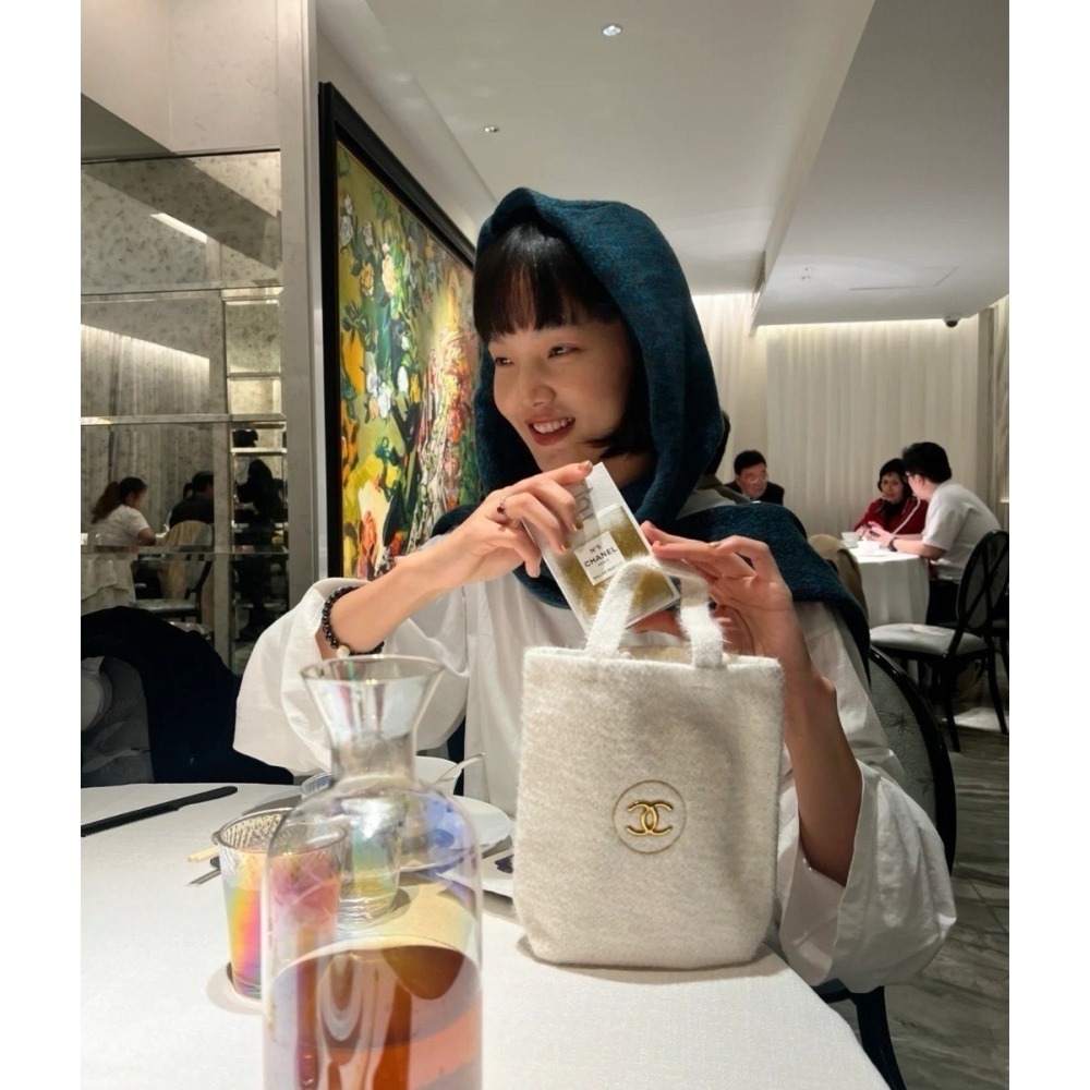 CHANEL 香奈兒 2024冬季限定 N°5奇幻雪白手提袋-細節圖7