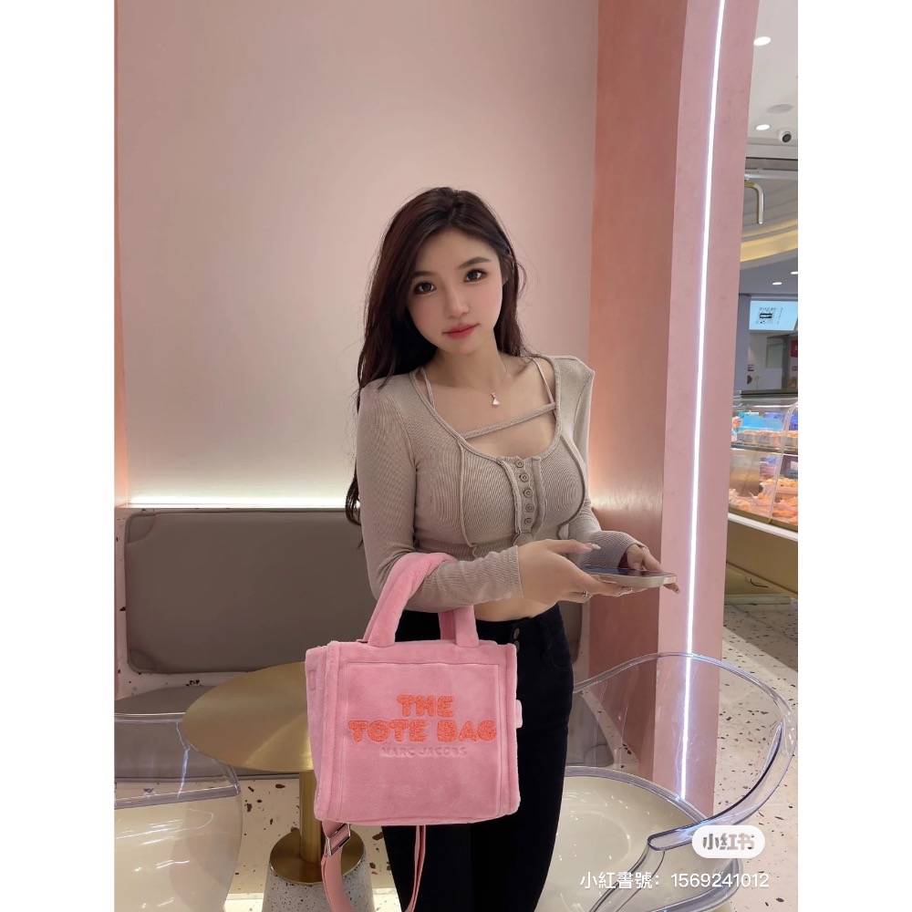 H精品服飾💎Marc Jacobs MJ 新款 珊瑚絨 粉色 托特包 手提包✅正品代購-細節圖6