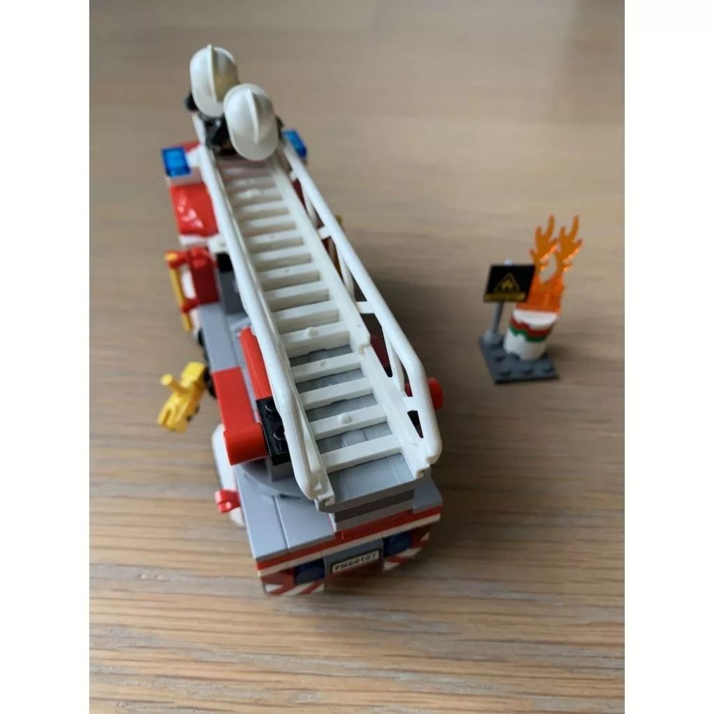 二手 樂高 LEGO 城市 60107 消防 消防車 消防隊 消防局 稀少-細節圖4