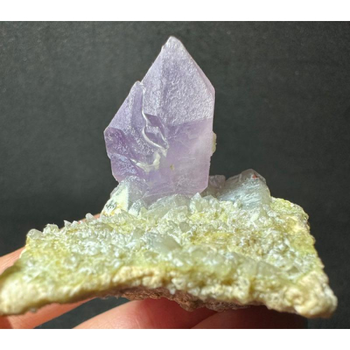 山東紫水晶、茶水晶與綠簾長石共生