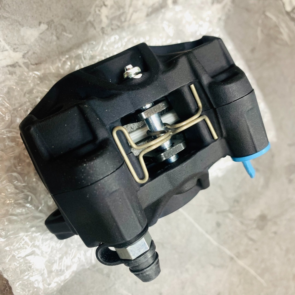 DS馭速動能-BREMBO 黑底紅字 大螃蟹 對二卡鉗 孔距84mm 活塞34mm-細節圖4