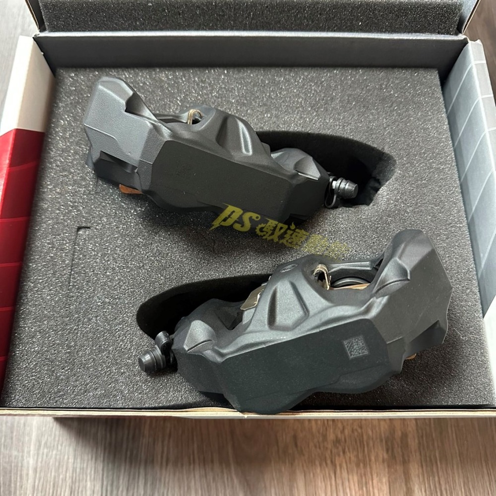 DS馭速動能-BREMBO STYLEMA 100mm 一體鑄造 輻射卡鉗 輕量 黑底紅字 銀底紅字 含煞車皮-細節圖2