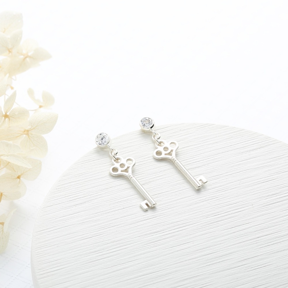 【Angel & Me】希望 愛的鑰匙 單鑽 一對 s925 純銀 耳環 耳夾-細節圖3