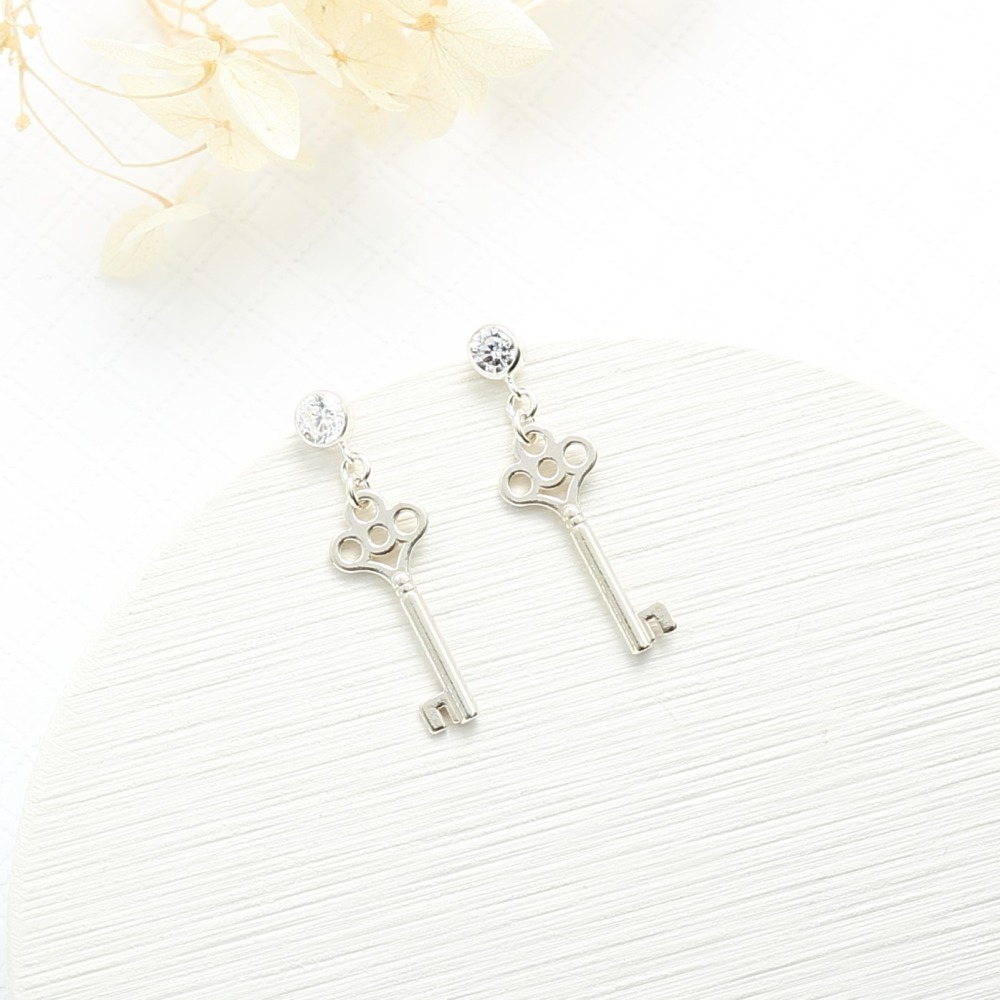 【Angel & Me】希望 愛的鑰匙 單鑽 一對 s925 純銀 耳環 耳夾-細節圖4