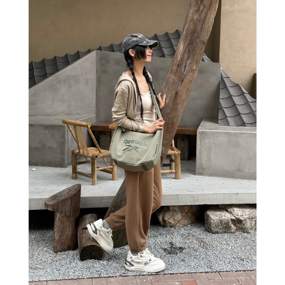 【BKS】REEBOK 大空間斜挎包/單肩包/休閒風/國外代購  大Logo印花 防潑水面料 大空間容量19.4L 可調-細節圖2