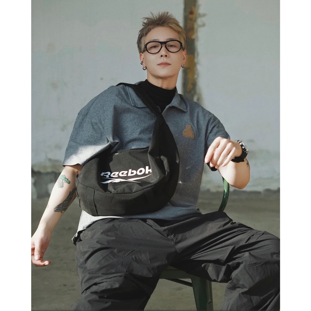 【BKS】REEBOK 大空間斜挎包/單肩包/休閒風/國外代購  大Logo印花 防潑水面料 大空間容量19.4L 可調-細節圖3
