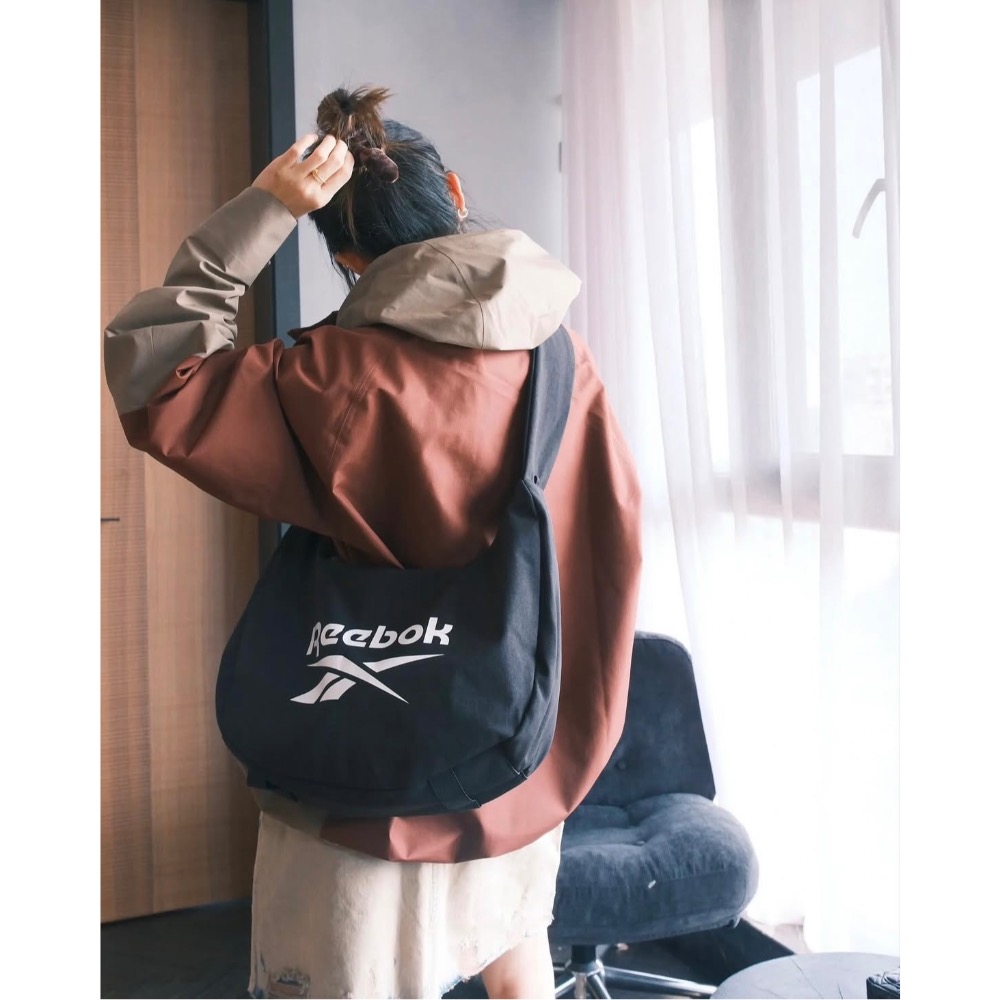 【BKS】REEBOK 大空間斜挎包/單肩包/休閒風/國外代購  大Logo印花 防潑水面料 大空間容量19.4L 可調-細節圖5