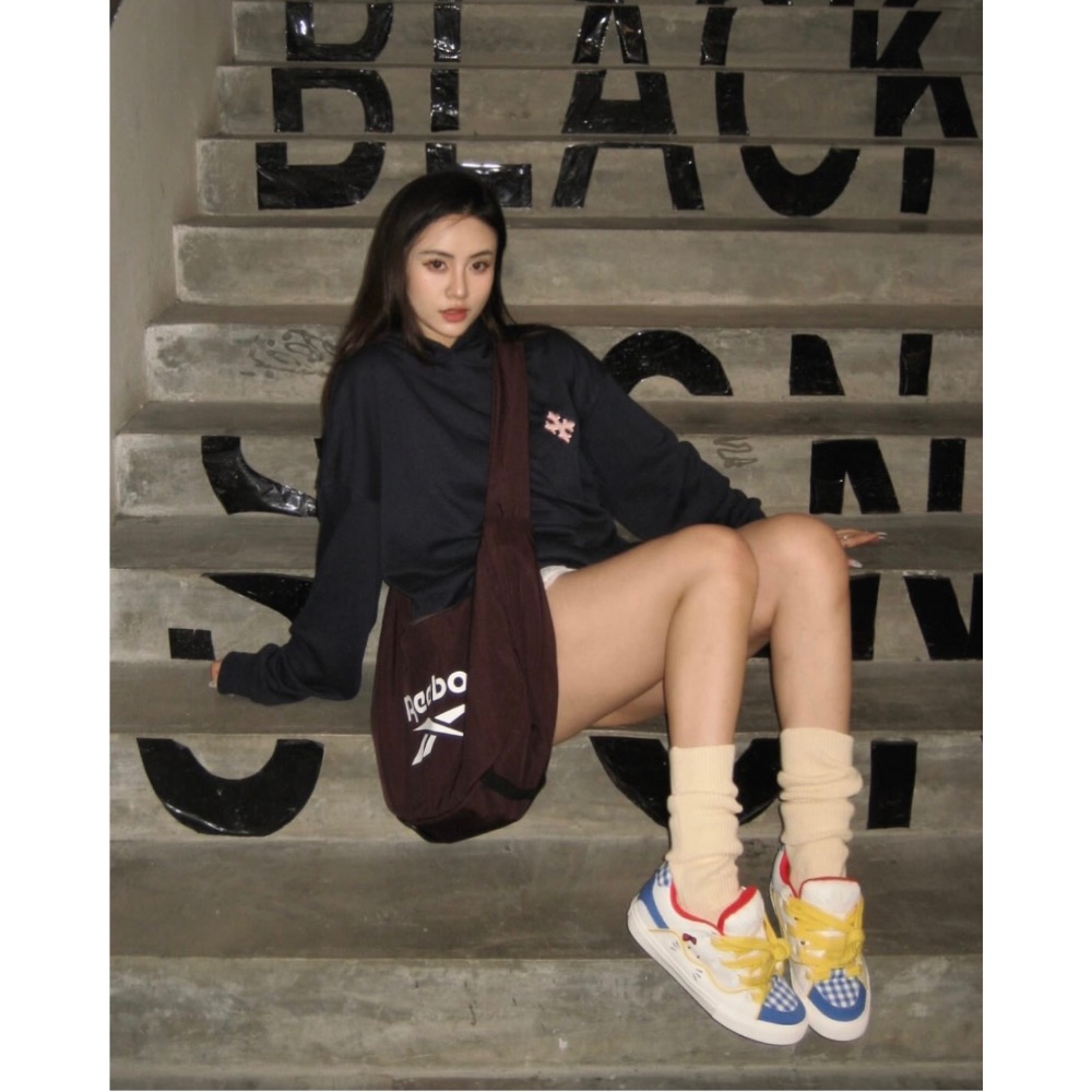 【BKS】REEBOK 大空間斜挎包/單肩包/休閒風/國外代購  大Logo印花 防潑水面料 大空間容量19.4L 可調-細節圖9