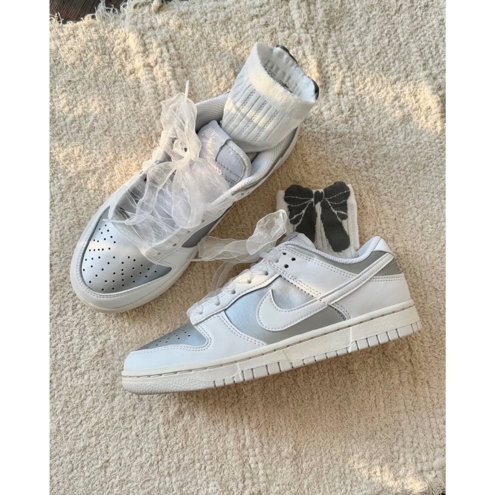 【BKS】NIKE DUNK LOW 銀色蕾絲緞帶 皮革 休閒鞋/國外代購/IB7311-001-細節圖7