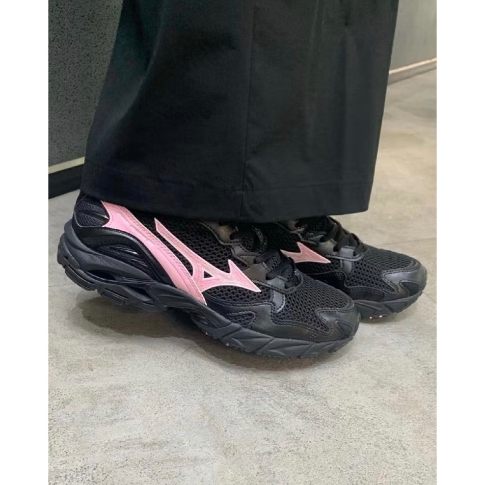 【BKS】MIZUNO WAVE RIDER 10 BLACKPINK 黑粉/運動休閒鞋/國外代購/DIGA210451-細節圖6