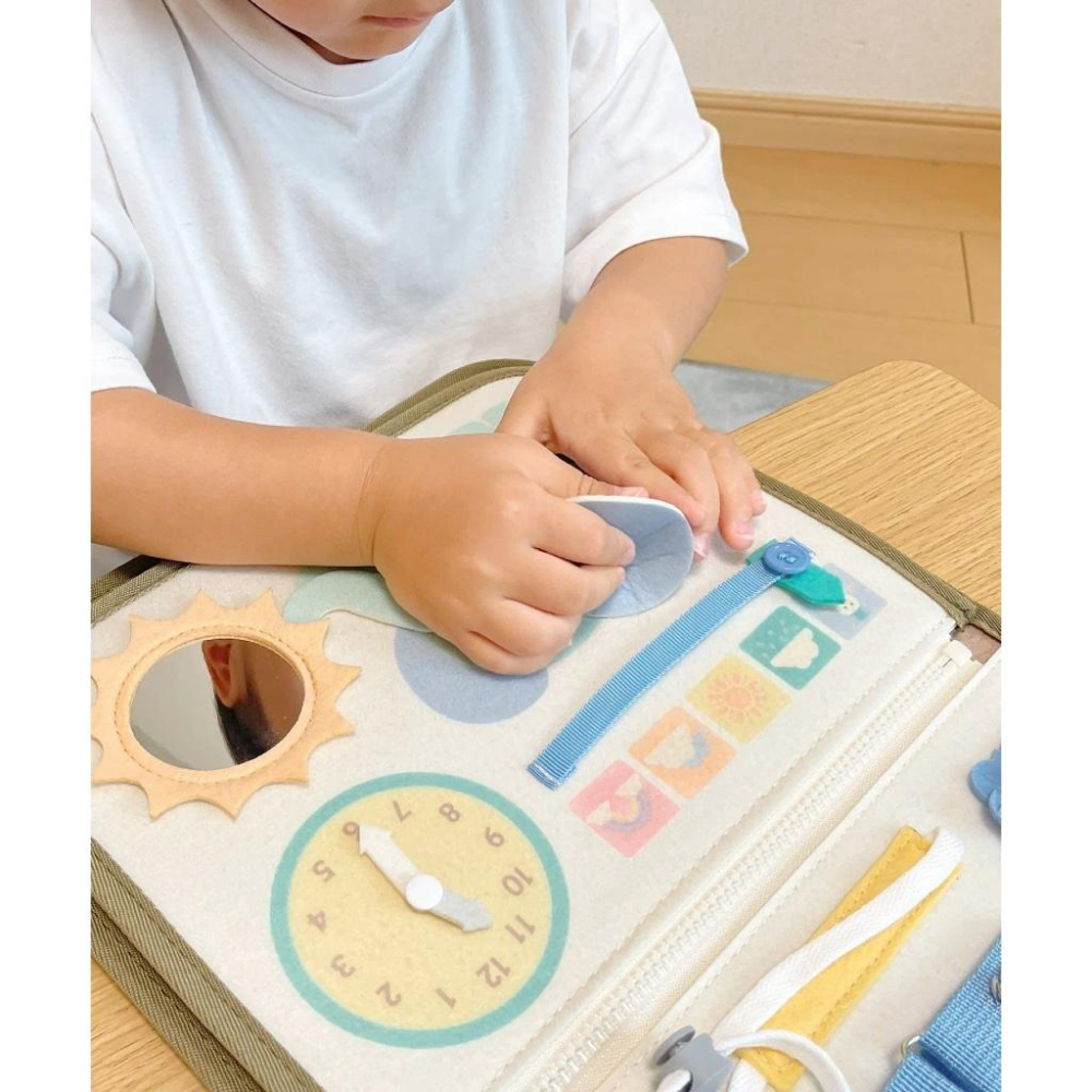 現貨在台24hr出貨🇯🇵3coins 寶寶知育遊戲書 知育玩具 感官遊戲 小肌肉訓練 寶寶布書 手部練習 魔鬼氈布書-細節圖3