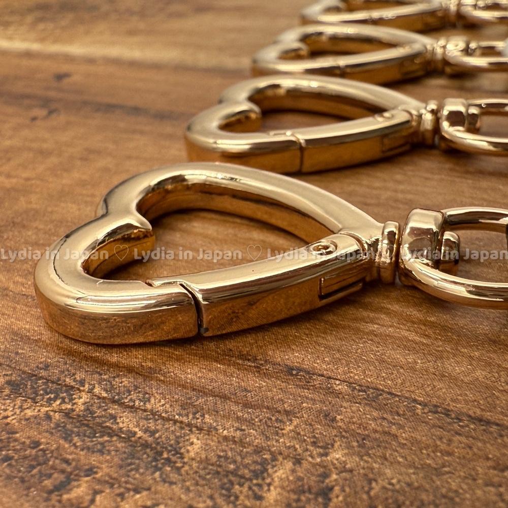 現貨在台24hr出貨🇯🇵金屬愛心皮製掛扣 多用途掛飾 超人氣再販 髮箍 樂園必備 扣環 通勤神器 seria 萬用扣環-細節圖2