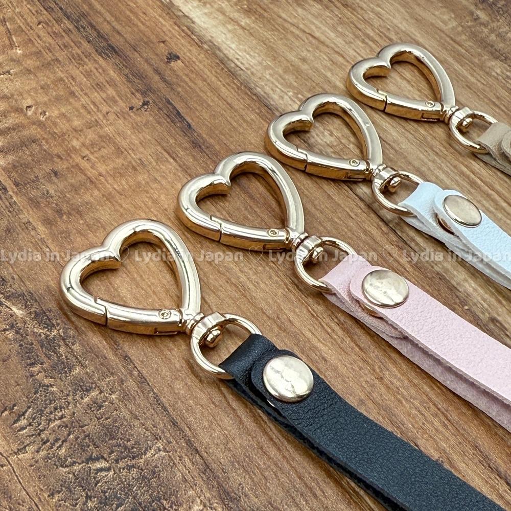 現貨在台24hr出貨🇯🇵金屬愛心皮製掛扣 多用途掛飾 超人氣再販 髮箍 樂園必備 扣環 通勤神器 seria 萬用扣環-細節圖3
