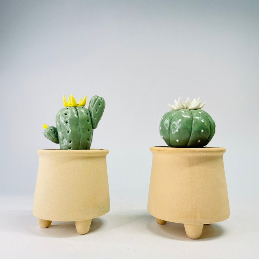 花盆王 知雨若泥 多肉植物盆栽造景•辦公室小物•素胚陶盆•手繪彩繪DIY創作盆•台灣現貨•自然素燒透氣三腳小精靈-細節圖2