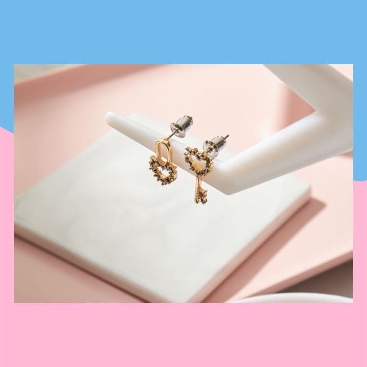 現貨📿 心之鑰匙耳環 愛心 耳環 鑰匙 防敏鋼針 耳釘 耳針 愛心耳環 特殊耳環 CK2204045 【貓貨生活】-細節圖5