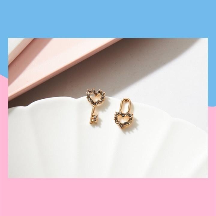 現貨📿 心之鑰匙耳環 愛心 耳環 鑰匙 防敏鋼針 耳釘 耳針 愛心耳環 特殊耳環 CK2204045 【貓貨生活】-細節圖6
