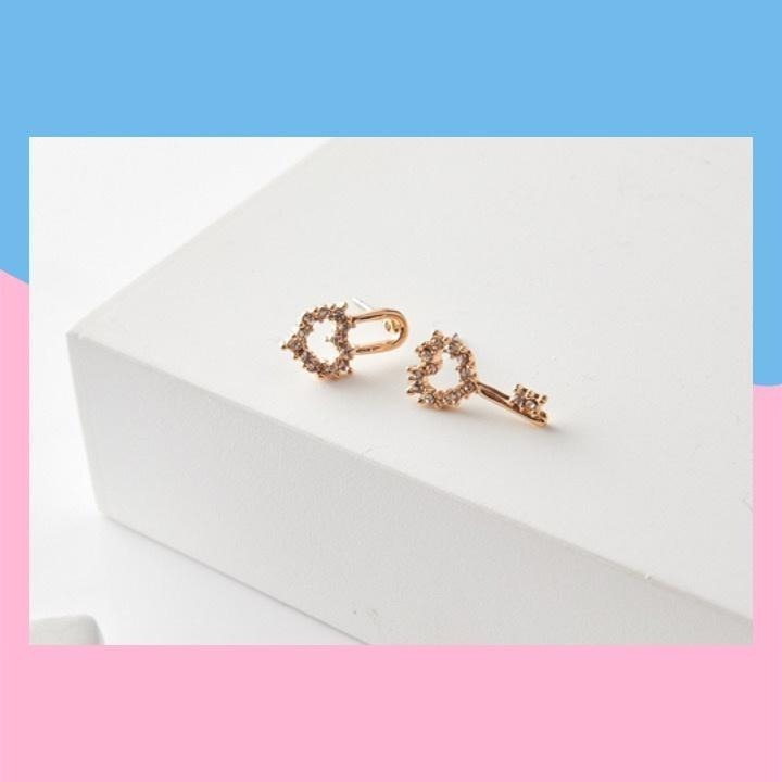 現貨📿 心之鑰匙耳環 愛心 耳環 鑰匙 防敏鋼針 耳釘 耳針 愛心耳環 特殊耳環 CK2204045 【貓貨生活】-細節圖7