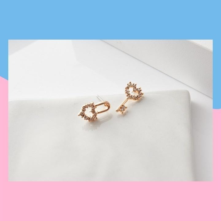 現貨📿 心之鑰匙耳環 愛心 耳環 鑰匙 防敏鋼針 耳釘 耳針 愛心耳環 特殊耳環 CK2204045 【貓貨生活】-細節圖8