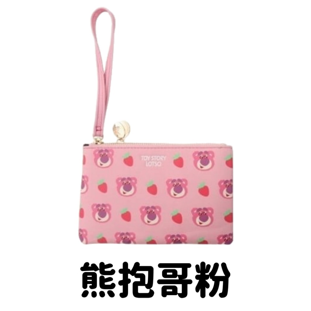 現貨✨ 迪士尼 DISNEY 熊抱哥手拿零錢包 草莓熊 熊抱哥包包 CD240503 【貓貨生活】-規格圖5