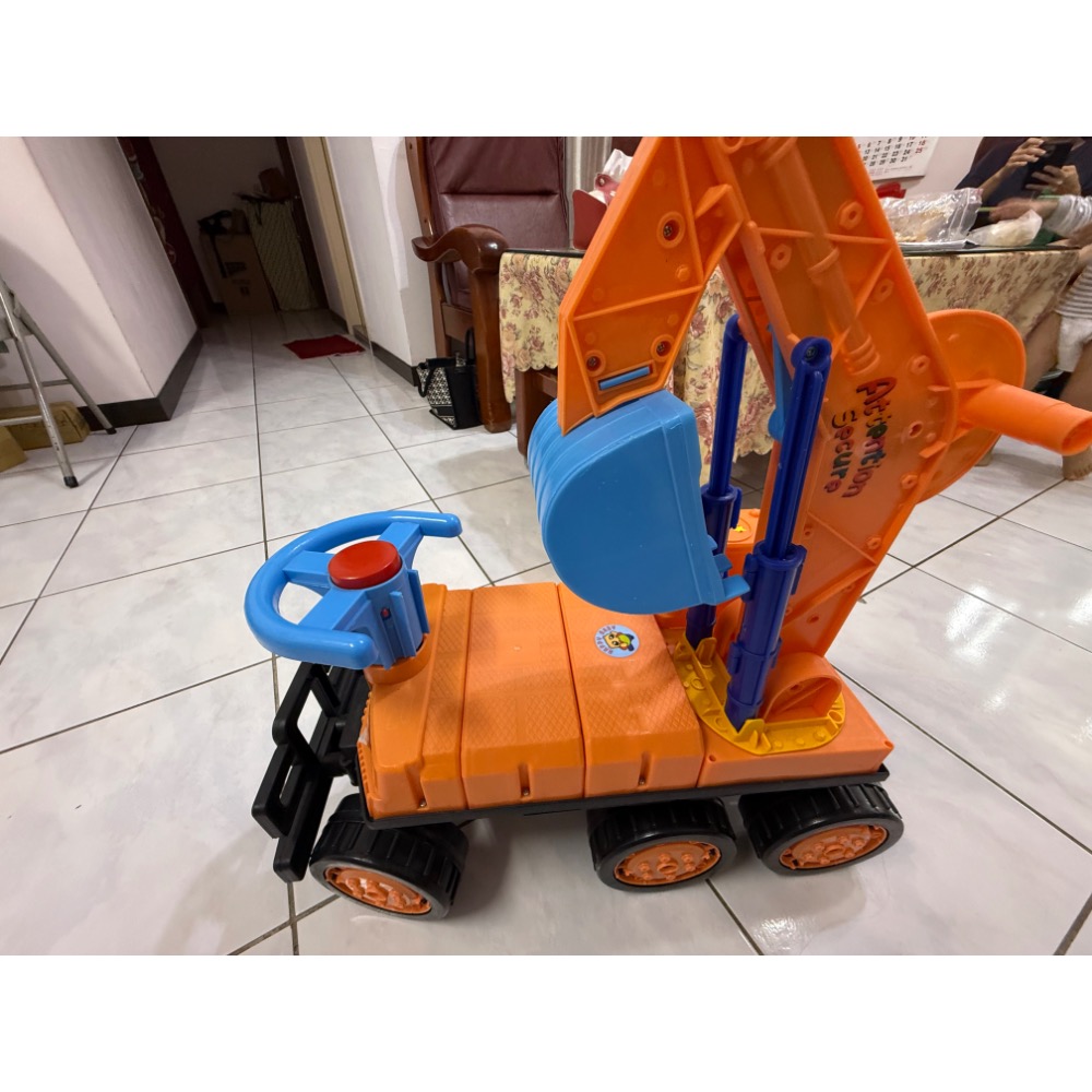 二手 中古。兒童騎乘挖土機玩具 六輪工程車 挖土機學步車 戶外室內遊戲-細節圖2