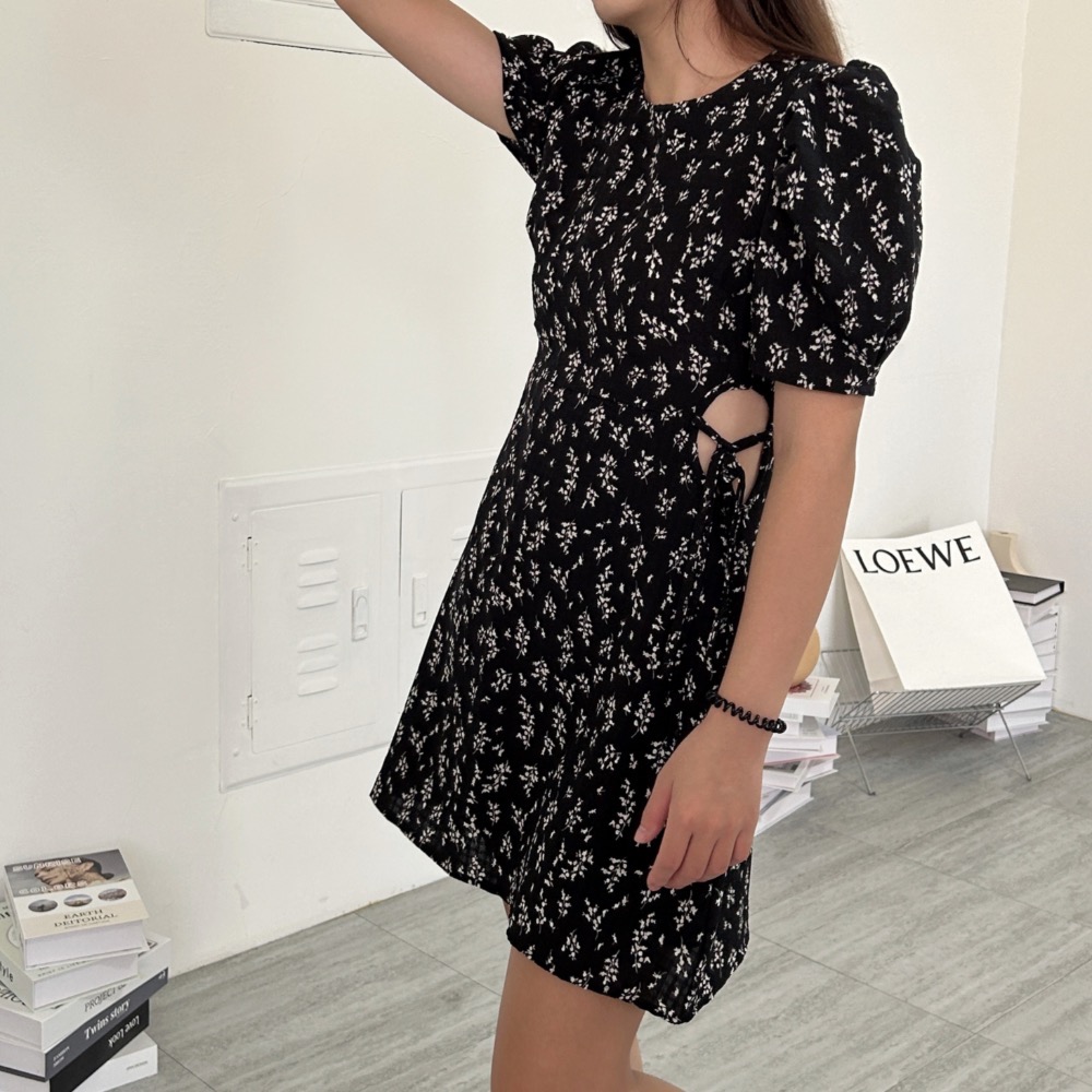 𝑵𝑰𝑵𝑰 ♡韓系碎花洋裝 #827629 連身短裙 小碎花 韓國歐膩都在穿 側簍空 收腰綁帶 設計感 短洋-細節圖2