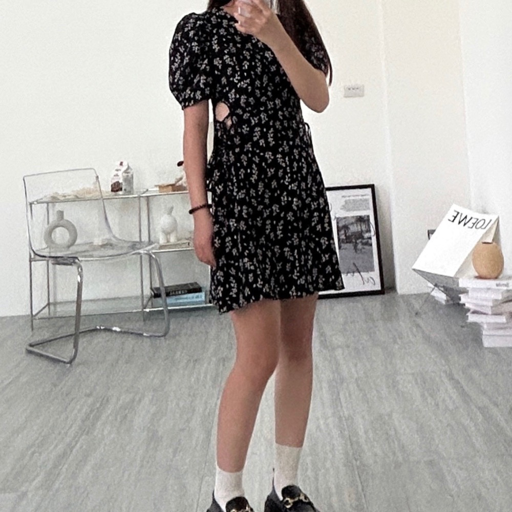 𝑵𝑰𝑵𝑰 ♡韓系碎花洋裝 #827629 連身短裙 小碎花 韓國歐膩都在穿 側簍空 收腰綁帶 設計感 短洋-細節圖4