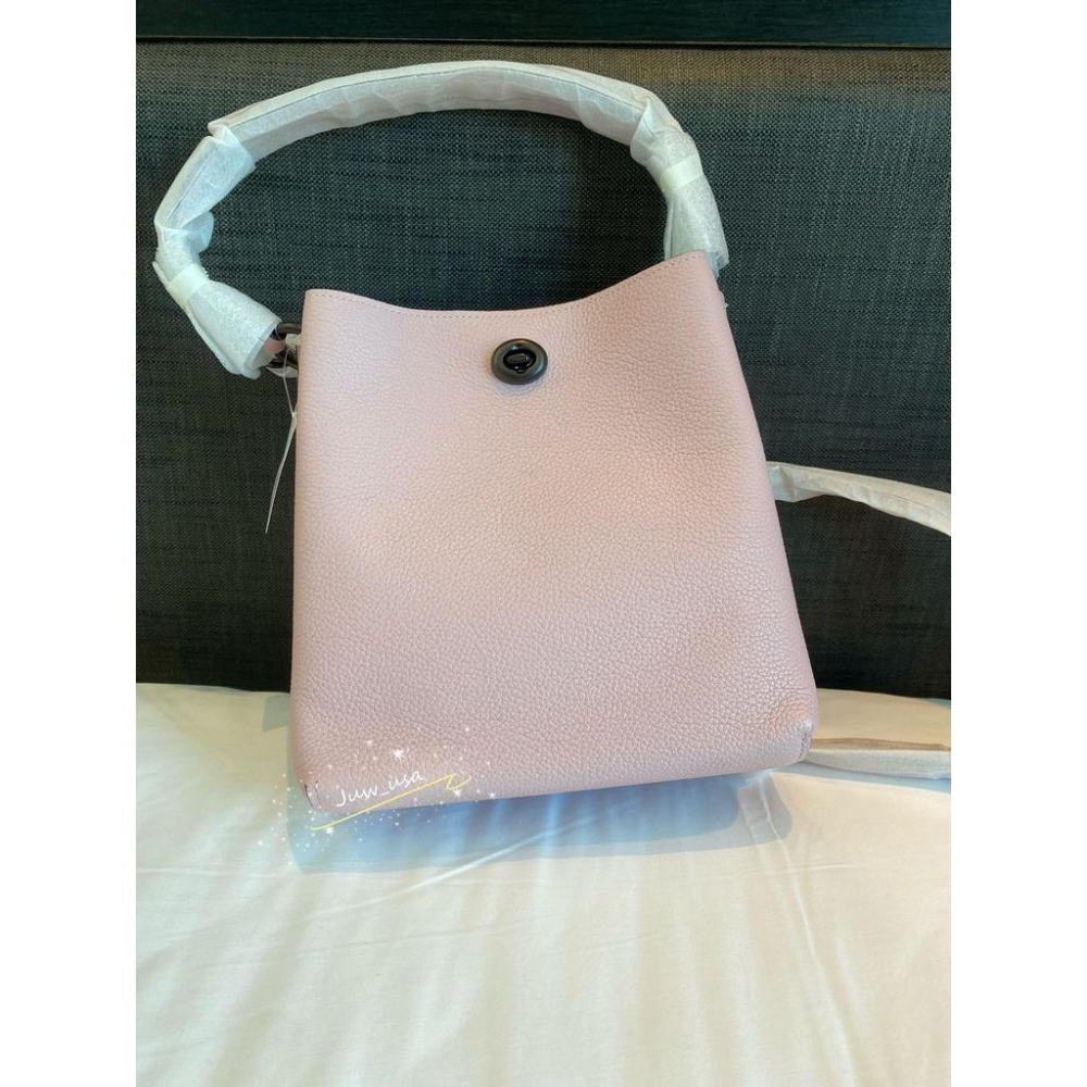 coach Charlie 21 粉色 現貨 免運 小款水桶包 有防層袋子-細節圖3